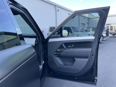 Used 2024 Land Rover Range Rover Sport SV image 9