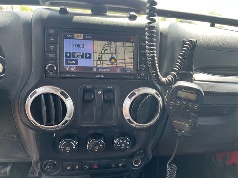 Used 2015 Jeep Wrangler Rubicon w/ Power Convenience Group AWD/4WD image 9