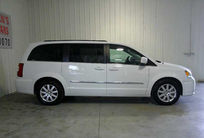 Used 2014 Chrysler Town & Country Touring FWD image 5