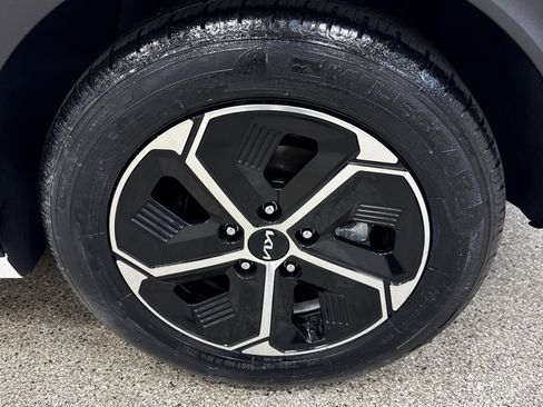 Used 2023 Kia Niro EX image 2