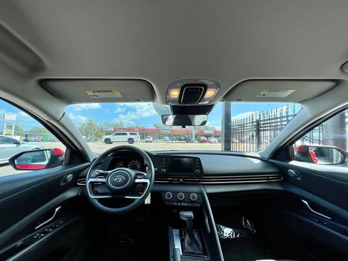 Used 2021 Hyundai Elantra SE FWD image 14