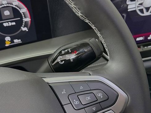 New 2026 Volkswagen Tiguan SE FWD image 17