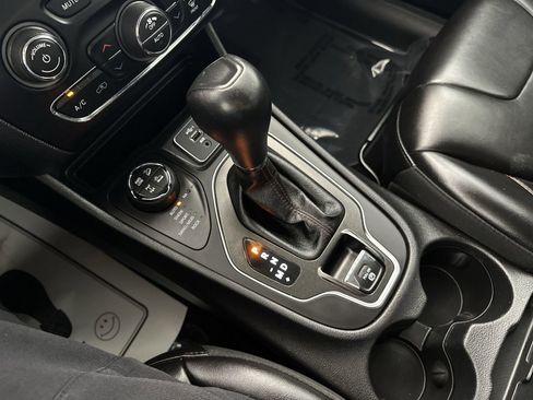 Used 2020 Jeep Cherokee Trailhawk w/ Cold Weather Group image 28