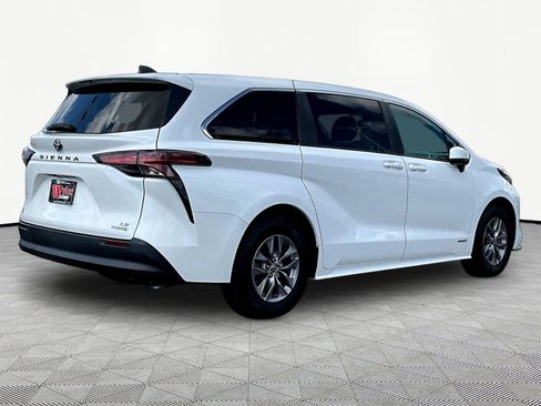 Used 2021 Toyota Sienna LE FWD image 6