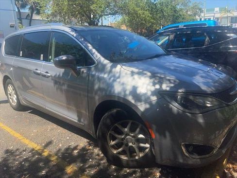 Certified 2020 Chrysler Pacifica Touring-L image 2