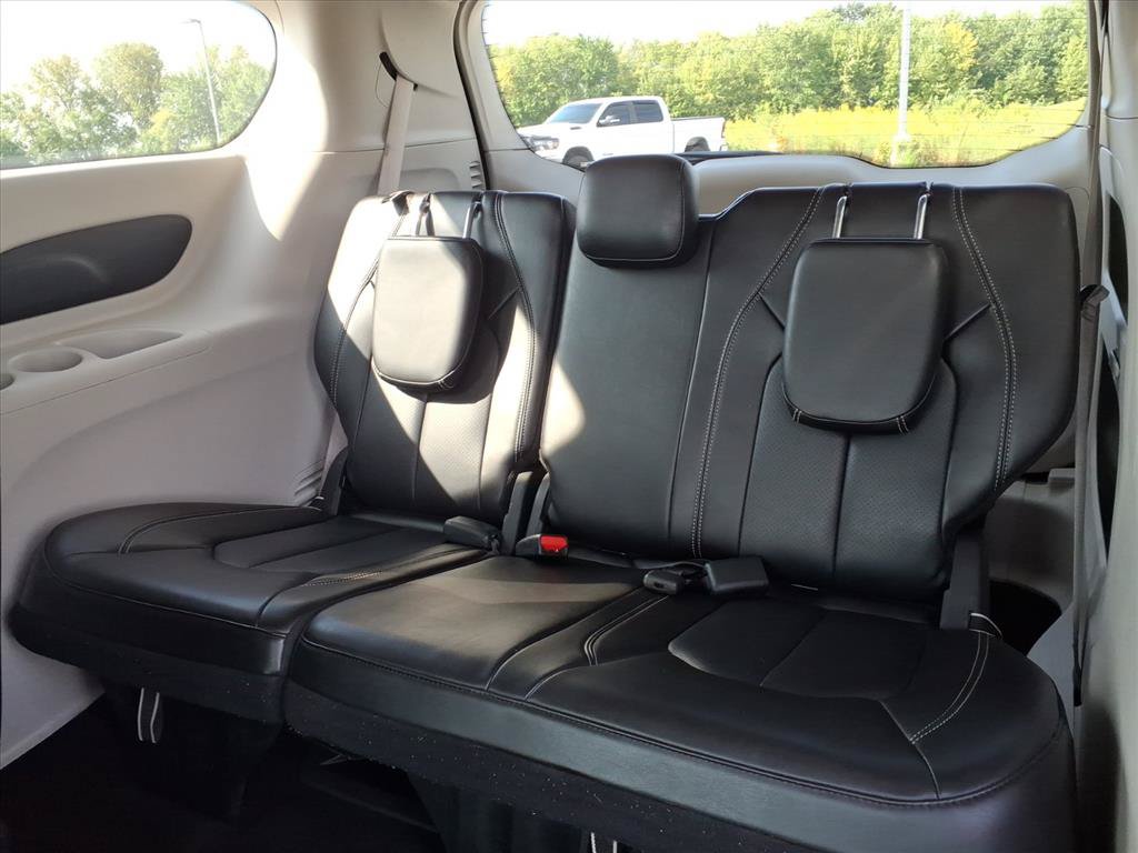 Used 2023 Chrysler Pacifica Touring-L FWD image 25
