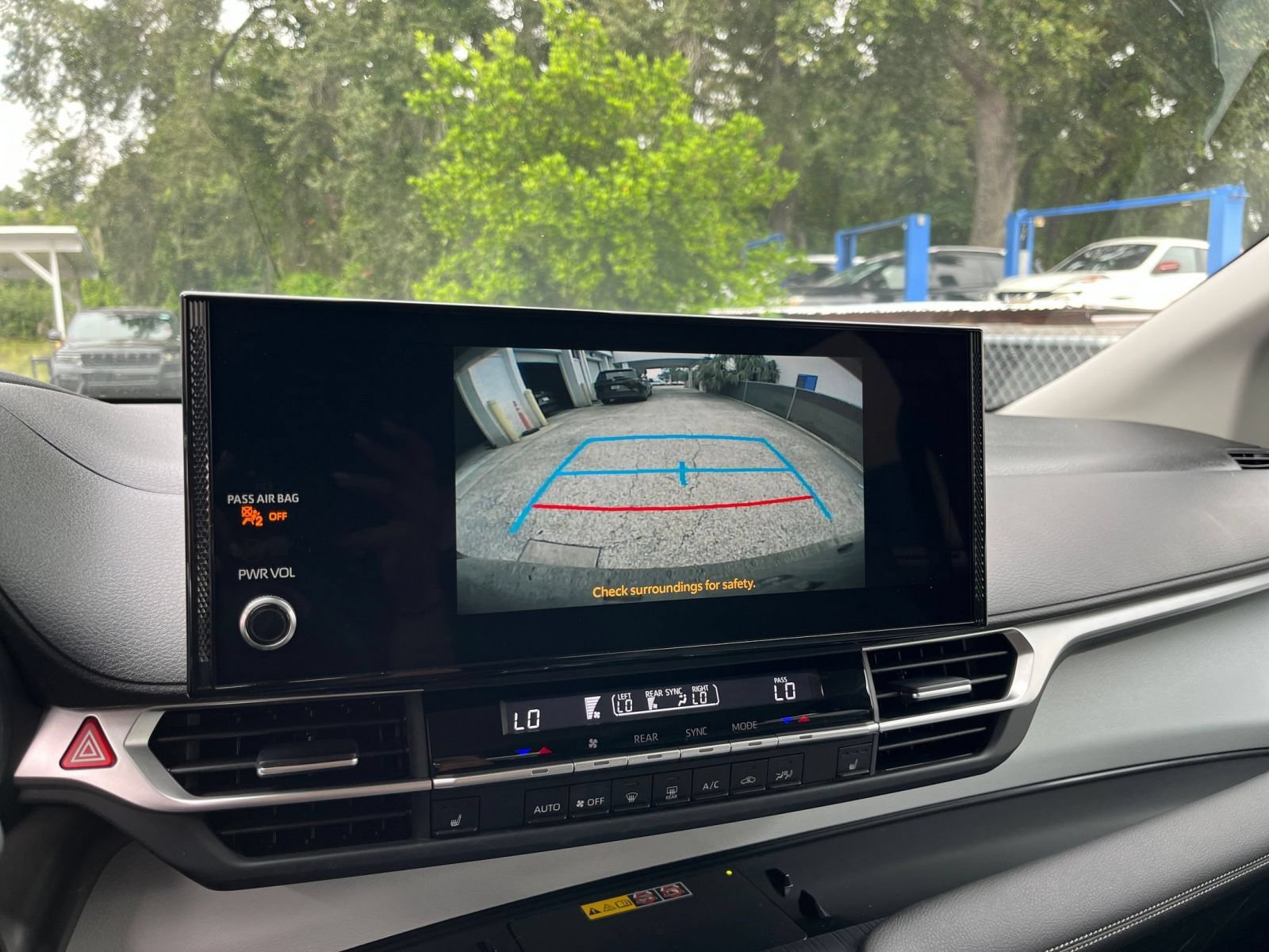 Used 2025 Toyota Sienna XLE FWD image 25