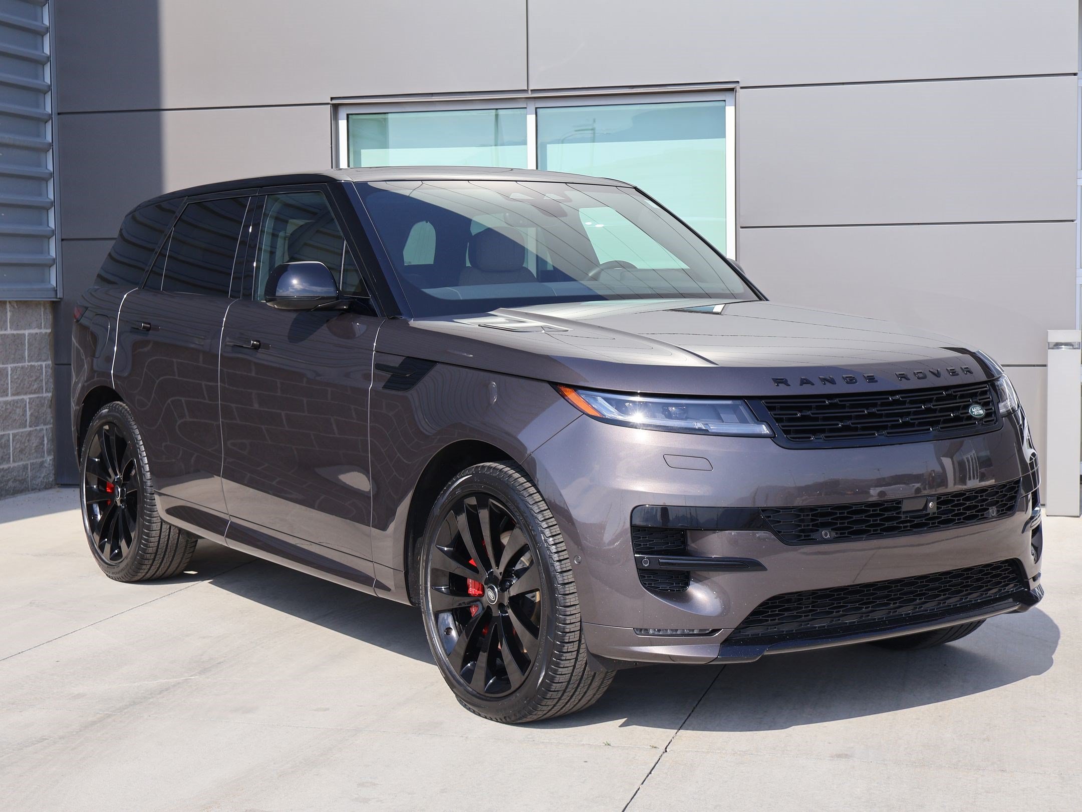 Used 2025 Land Rover Range Rover Sport Dynamic SE AWD/4WD image 3