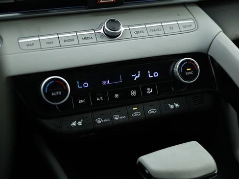 Certified 2025 Hyundai Elantra Limited image 38