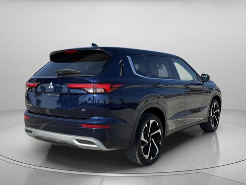 Used 2024 Mitsubishi Outlander SE image 3