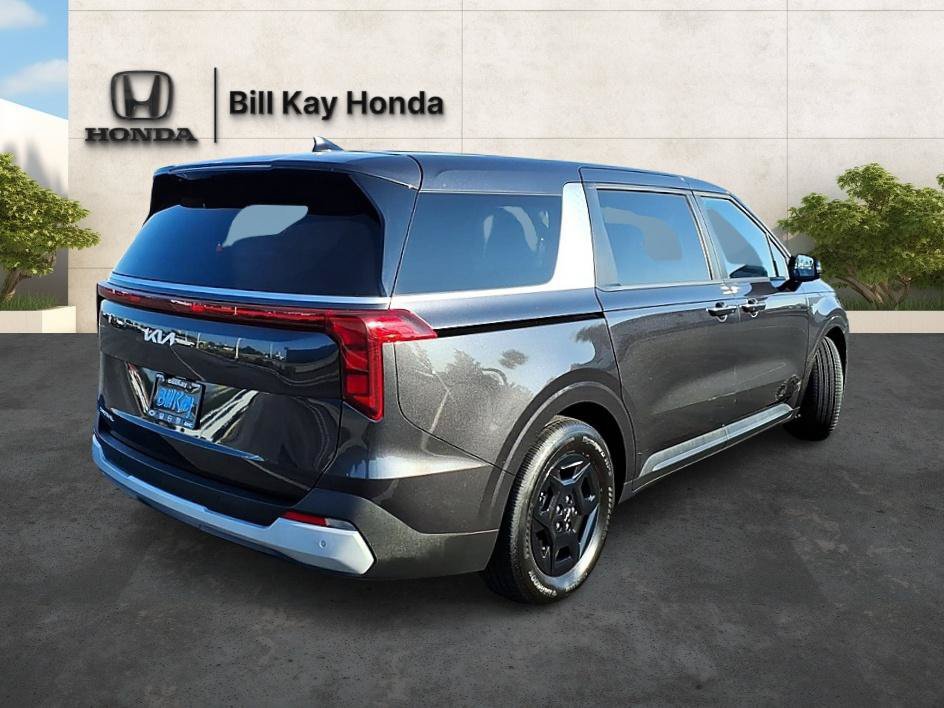 Used 2025 Kia Carnival FWD image 3