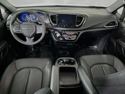 Used 2025 Chrysler Pacifica Select image 27