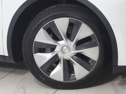 Used 2021 Tesla Model Y Long Range image 16