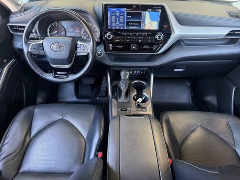 Used 2022 Toyota Highlander Platinum FWD image 17