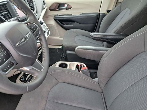 Used 2023 Chrysler Voyager LX image 21