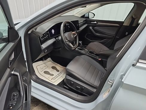 Used 2025 Volkswagen Jetta SE FWD image 29