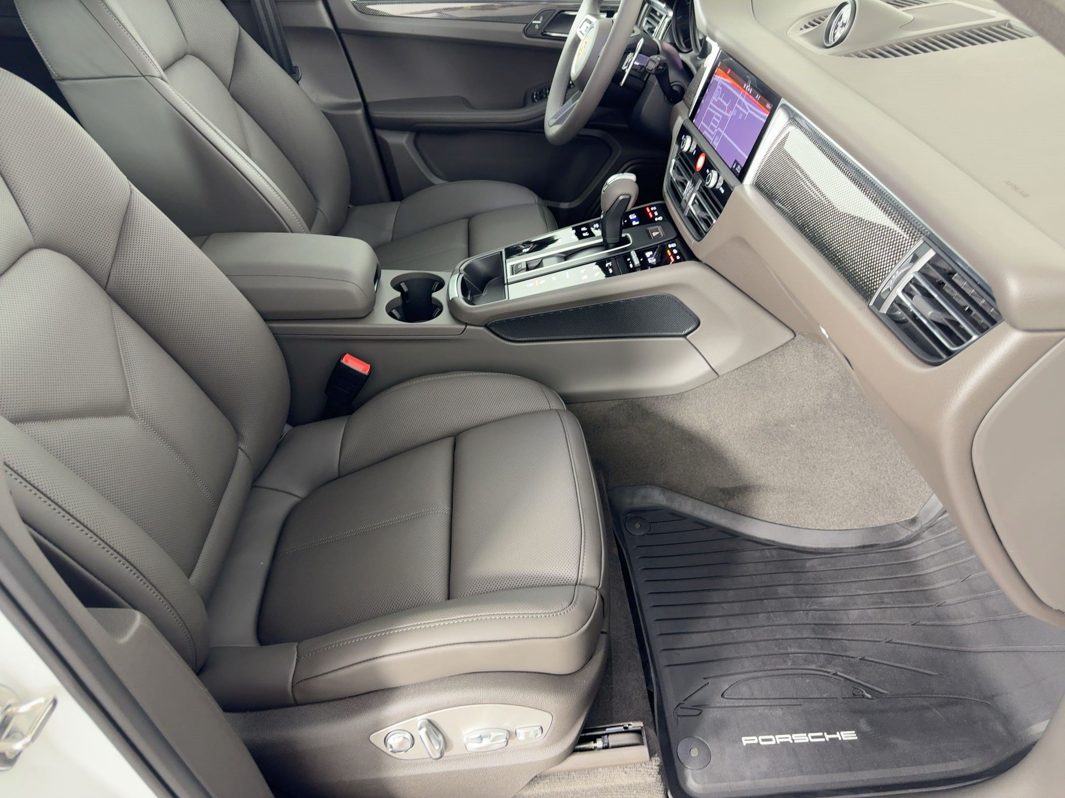 Certified 2026 Porsche Macan AWD/4WD image 30