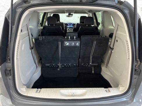 Used 2021 Chrysler Pacifica Touring-L FWD image 9