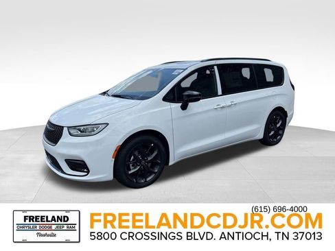 New 2026 Chrysler Pacifica Limited w/ S Appearance Package image 3