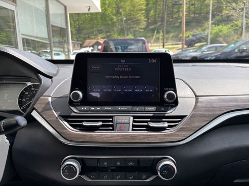 Used 2025 Nissan Altima 2.5 SV FWD image 17