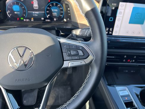 Certified 2025 Volkswagen Atlas SE w/ Panoramic Sunroof Package image 19