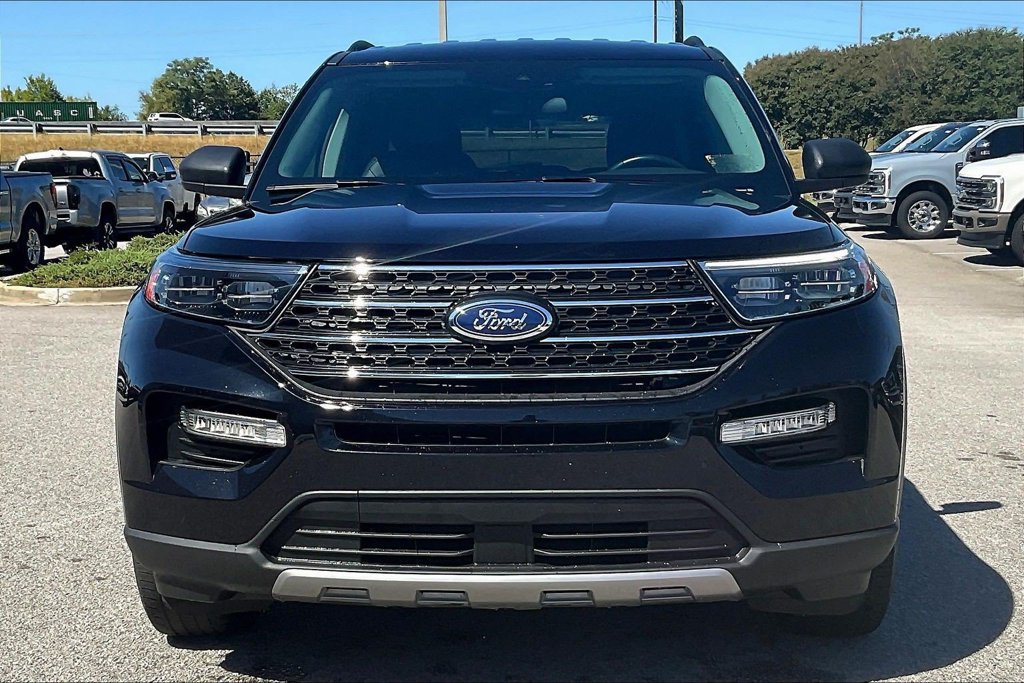 Used 2023 Ford Explorer XLT w/ Equipment Group 202A AWD/4WD image 2