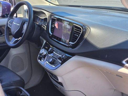 Used 2022 Chrysler Pacifica Touring-L FWD image 7
