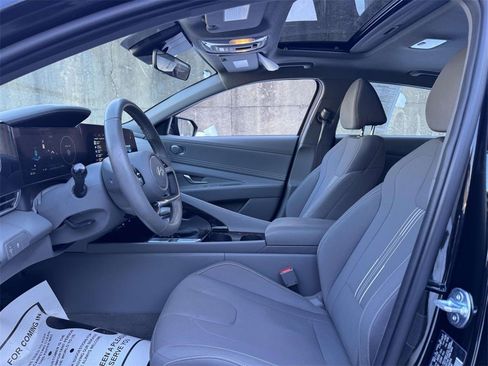 Used 2025 Hyundai Elantra SEL image 17