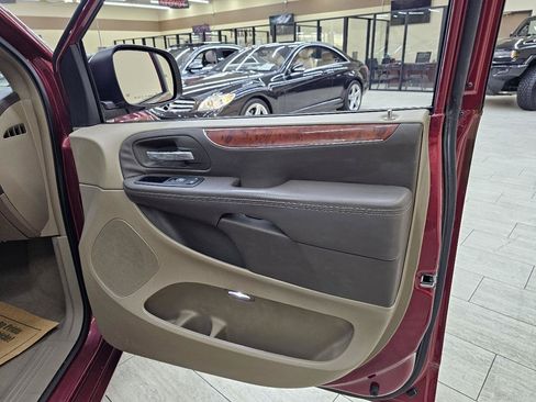 Used 2013 Chrysler Town & Country Limited w/ Luxury Group FWD image 43