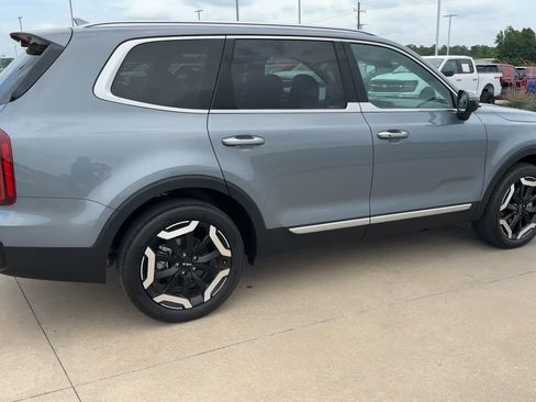 Used 2025 Kia Telluride S FWD image 9