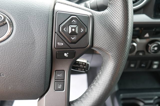 Used 2018 Toyota Tacoma TRD Off-Road w/ Technology Package AWD/4WD image 18