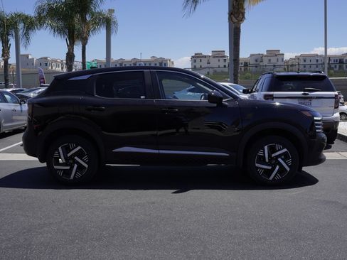 Used 2025 Nissan Kicks SV FWD image 3