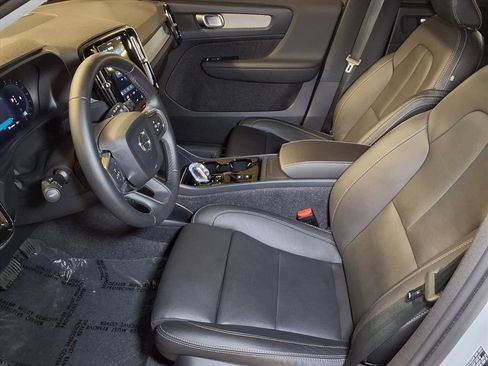 Used 2025 Volvo XC40 B5 Plus image 12