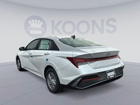New 2026 Hyundai Elantra SE image 4