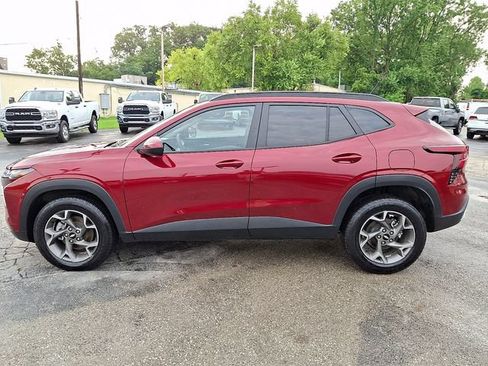 Used 2025 Chevrolet Trax LT FWD image 8