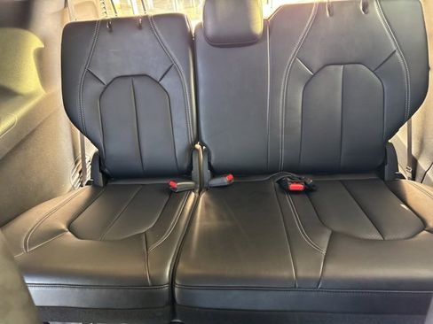 Used 2025 Chrysler Pacifica Select image 21