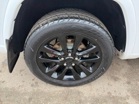 Used 2018 Jeep Grand Cherokee Altitude AWD/4WD image 17