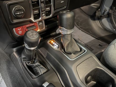 Used 2024 Jeep Wrangler Unlimited image 29