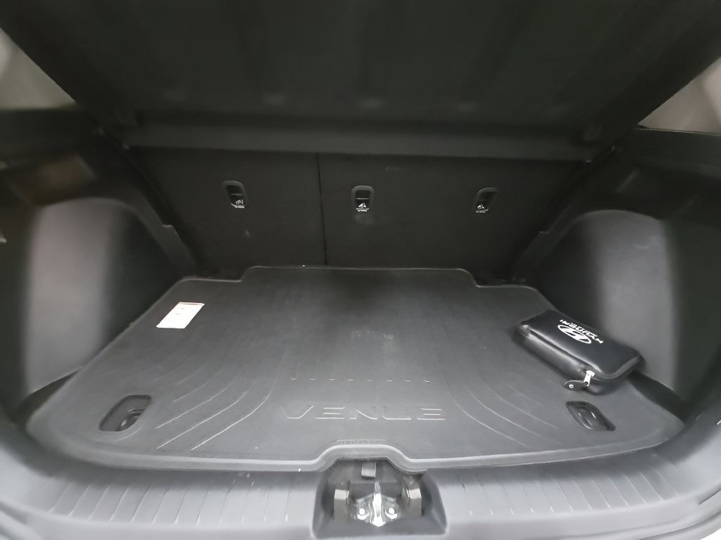 Certified 2024 Hyundai Venue SEL FWD image 18