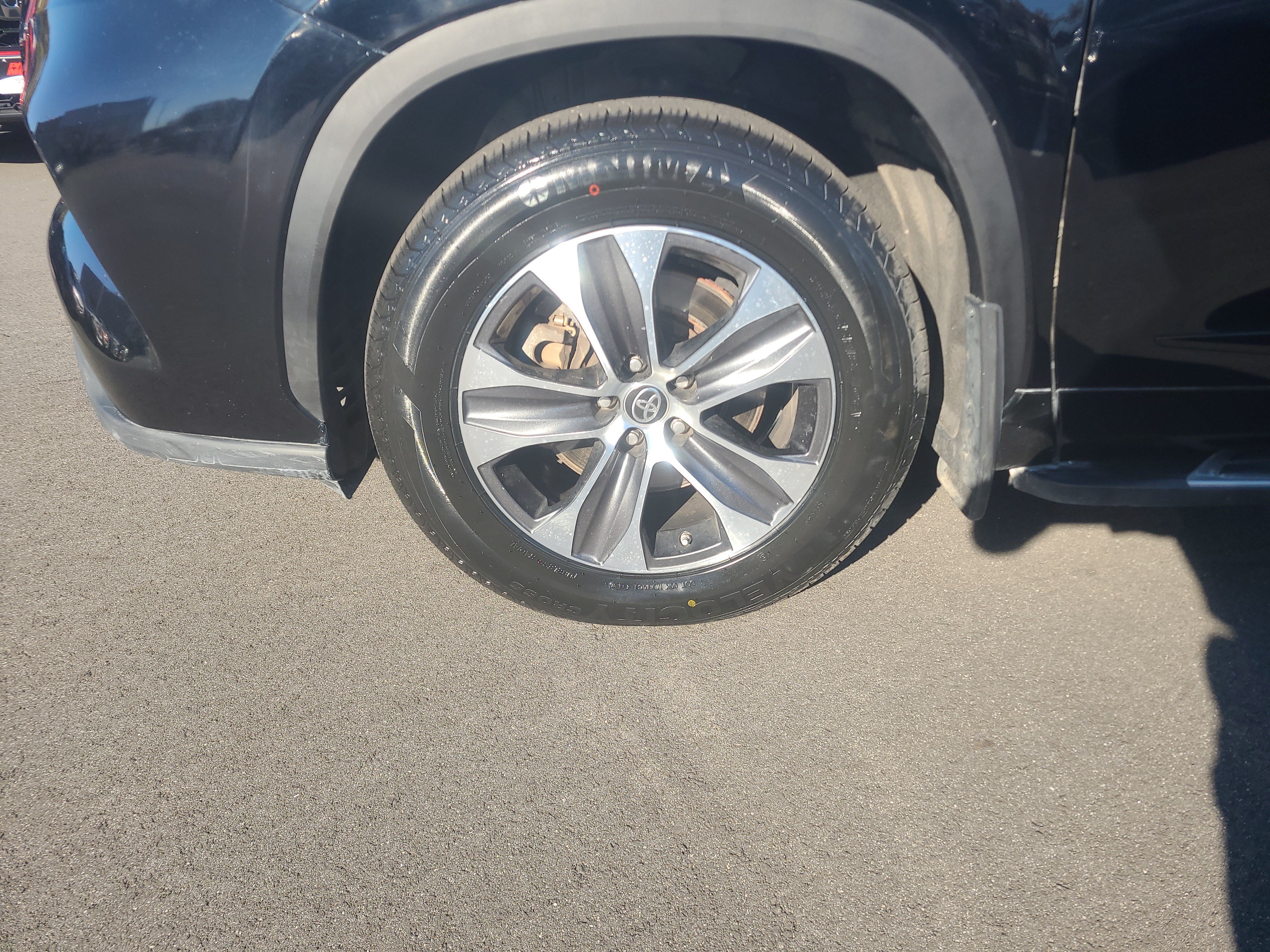 Used 2023 Toyota Highlander XLE AWD/4WD image 9