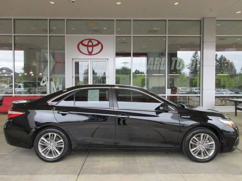 Used 2015 Toyota Camry SE FWD image 3