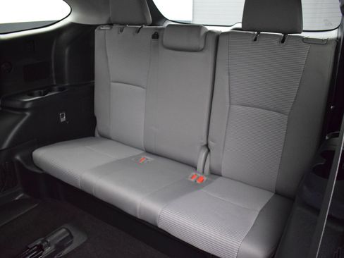 Used 2023 Toyota Highlander LE AWD/4WD image 14