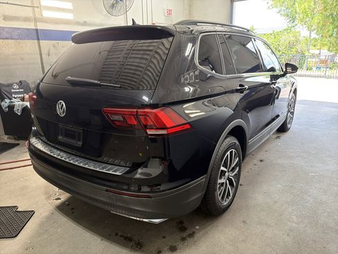 Used 2019 Volkswagen Tiguan SE w/ Panoramic Sunroof Package FWD image 2