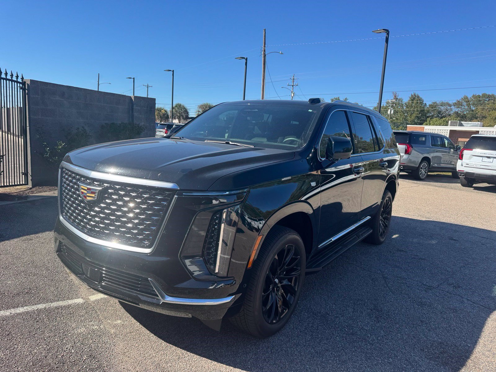 Certified 2025 Cadillac Escalade Luxury RWD image 3