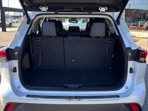 Used 2023 Toyota Highlander XLE image 8