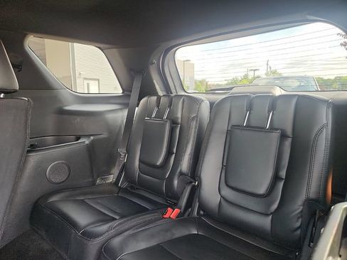 Used 2017 Ford Explorer XLT w/ Equipment Group 202A AWD/4WD image 27