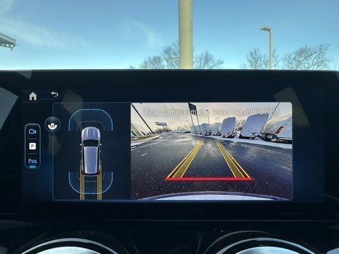 Used 2025 Mercedes-Benz GLB 250 4MATIC image 23