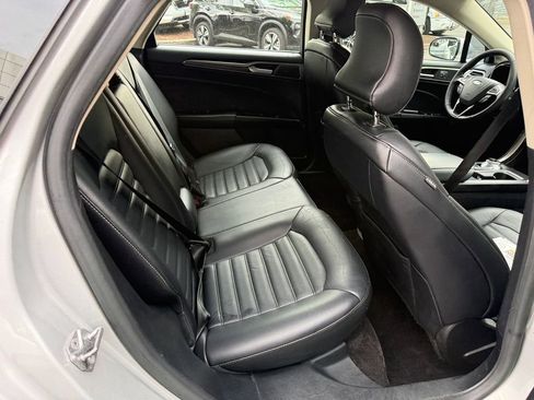 Used 2017 Ford Fusion SE w/ Fusion SE Technology Package FWD image 26