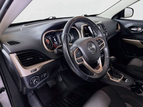 Used 2018 Jeep Cherokee Latitude w/ Cold Weather Group AWD/4WD image 10