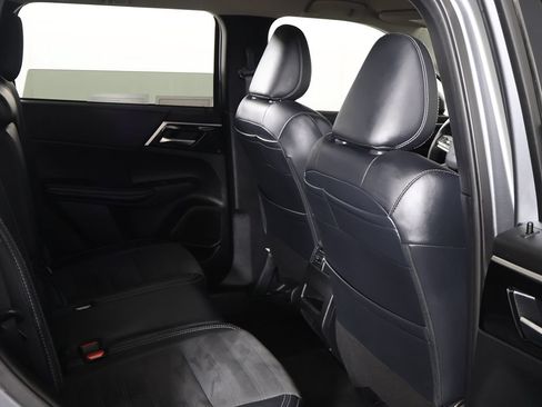 Used 2024 Mitsubishi Outlander SE Black Edition FWD image 29